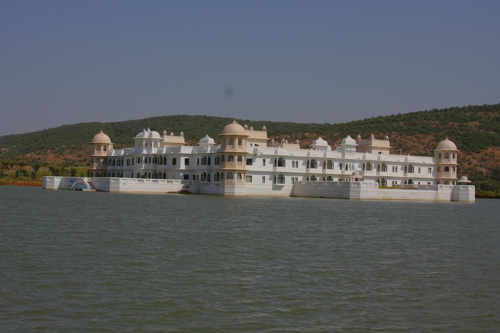 Juesta Lake Nahargarh Palace, Chittorgarh Parsoli Exterior photo